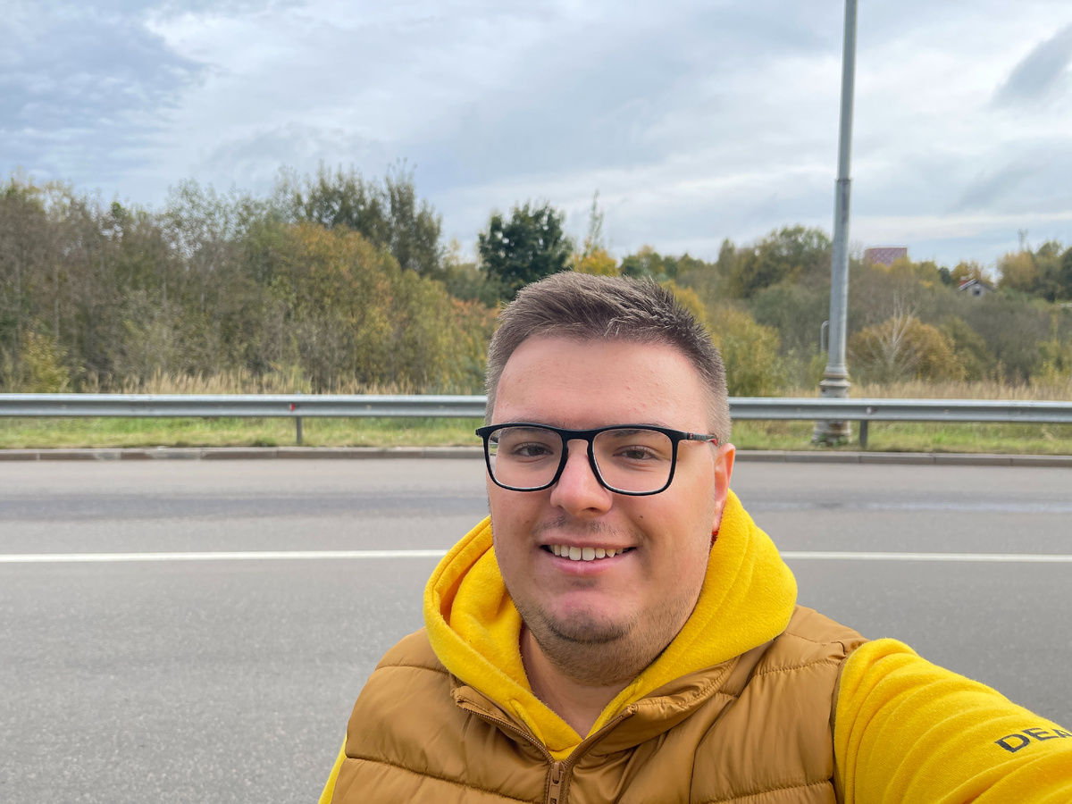 Кстати, только сейчас обратил внимание на то, что, фотографируя себя самостоятельно, проблемную сторону стараюсь не показывать