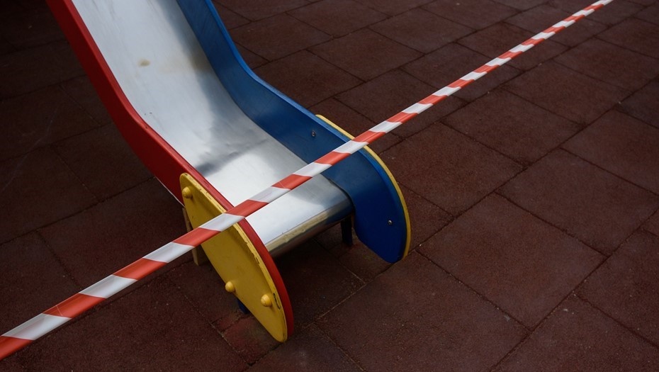    Сигнальная красно-белая лента на детской площадке в Петербурге Автор фото: Сергей Ермохин / "Деловой Петербург"