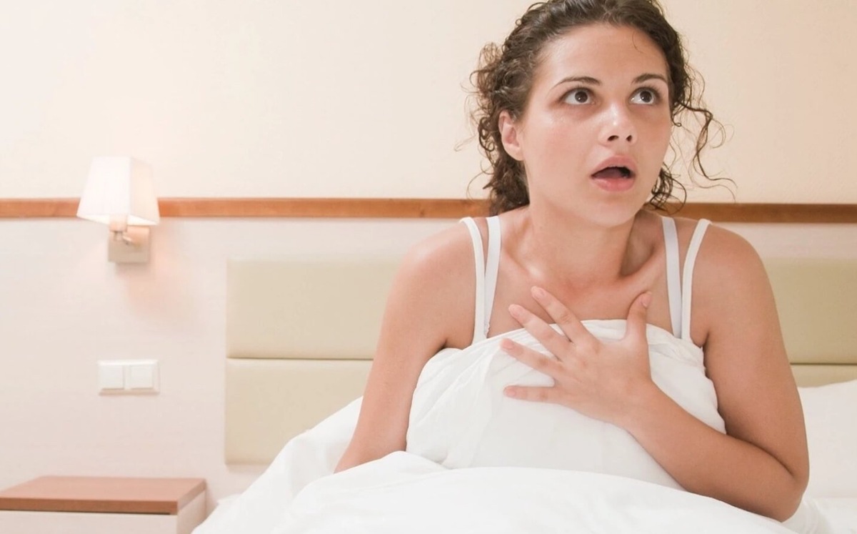    Вздрагиванию во сне есть сразу несколько объяснений, и ученые не могут понять, какая из них верна. Источник изображения: super.ru