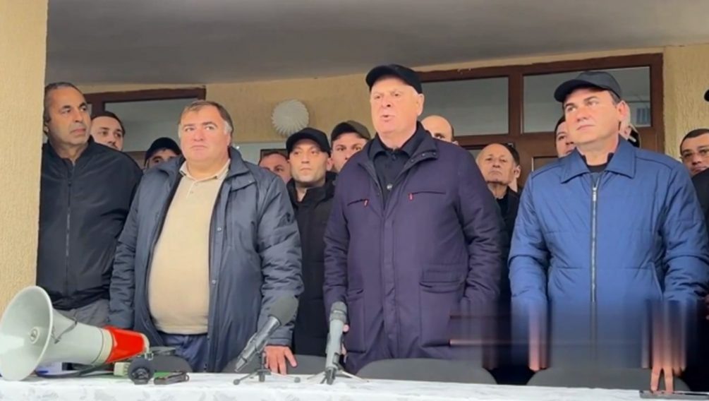    Аслан Бжания заявил, что готов уйти в отставку и назначить новые выборы президента, если оппозиция покинет правительственный комплекс. Но митингующие инициативу отвергли.