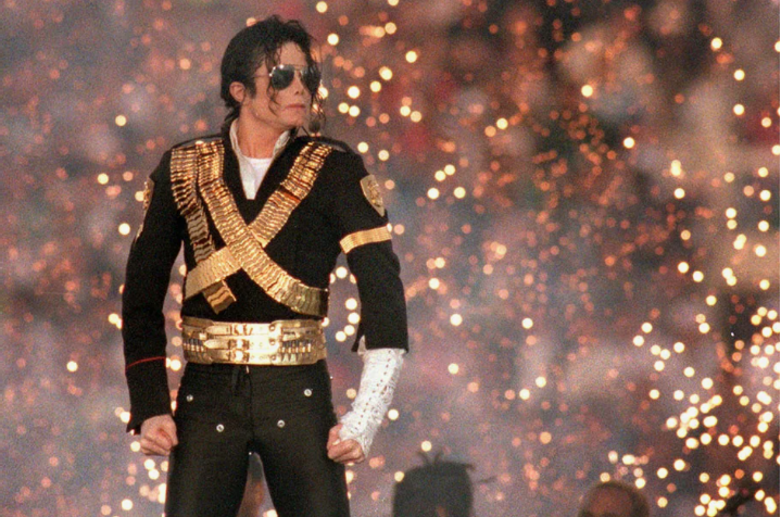Шоу Джексона это не только первоклассный репертуар, но и умопомрачительные шоу, легендарный вокал и танцы поп-короля, неподражаемые костюмы, которые и сейчас узнаваемы, даже если увидеть их просто висящими на вешалке в каком-нибудь музее