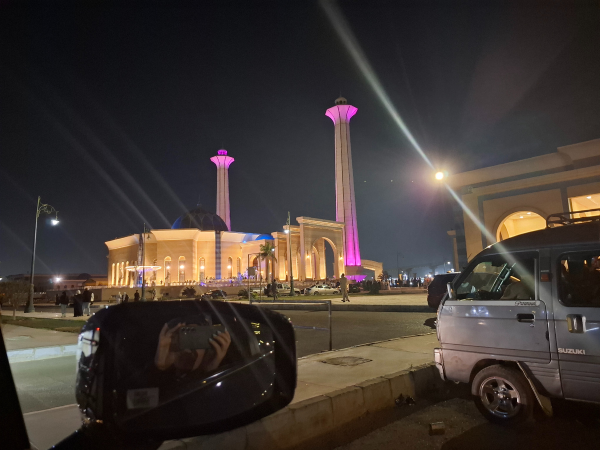 Так выглядит сама мечеть, вокруг которой построены холлы для регистрации браков и поминок