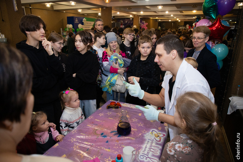    Фестиваль "Наука 0+" стартовал сегодня во Дворце химиков.