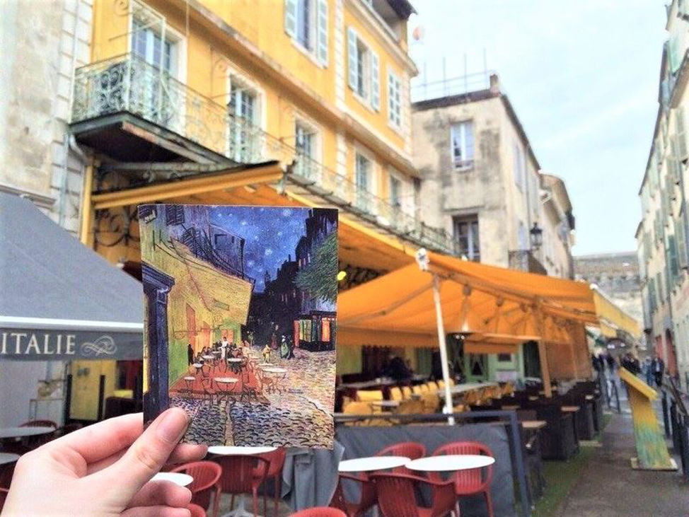 Город Арль и открытка с репродукцией картины «Ночная терраса кафе»