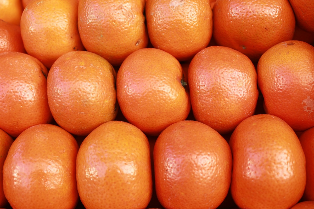    Лучший способ вычислить мандарины без косточек, будучи на рынке,- попросить продавца дать попробовать один плод из конкретной корзинки. Желательно, чтобы он достал фрукт при вас либо позволил это сделать вам.Unsplash