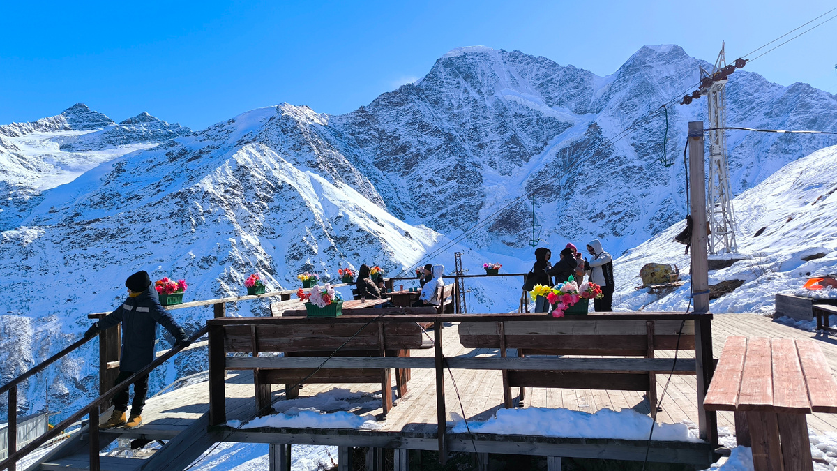 Открытая терраса кафе "У Визбора" на склонах горы Чегет