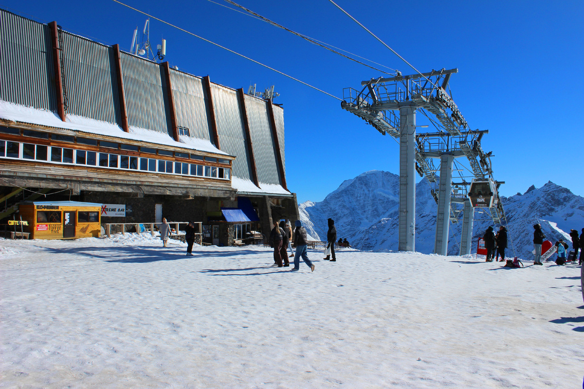 Кафе снаружи неприметное, находится напротив фотозоны с цифрами 3500 м.