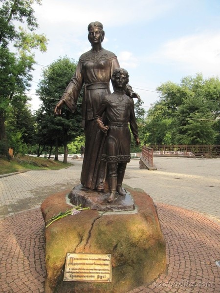 Памятник Малуше и Владимиру в Коростене.