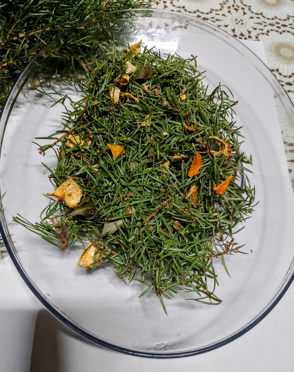 фото автора, смесь из сосновой и можжевеловой хвои