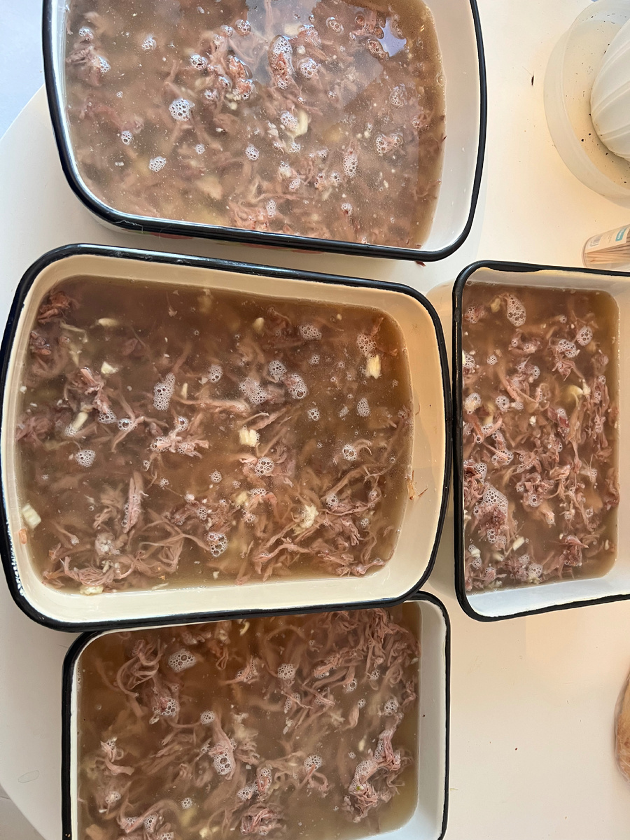 Мой холодец , когда я слила  первый бульон 