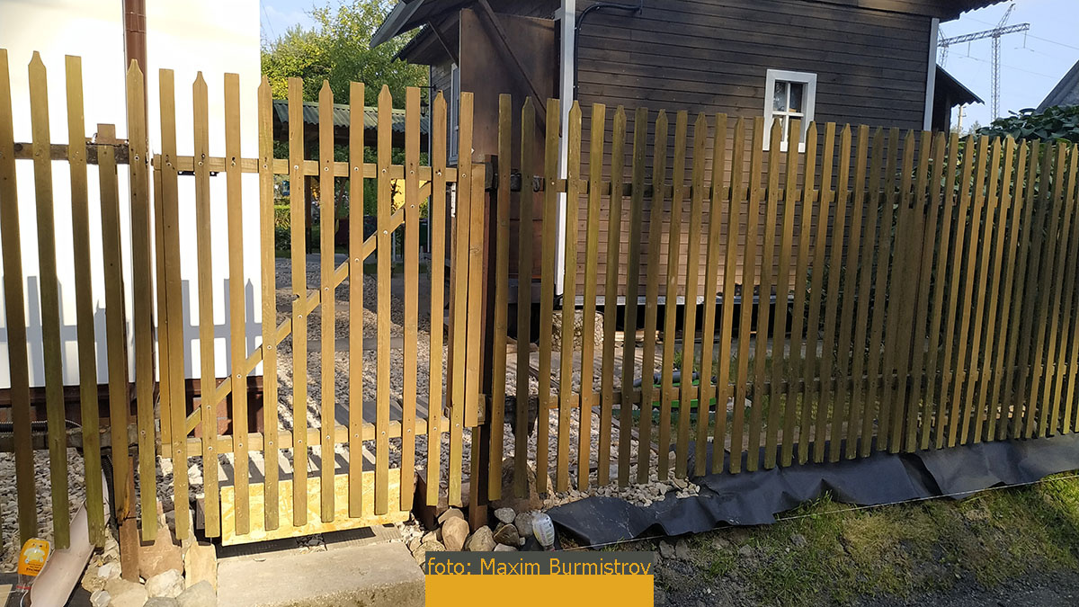 Дом и домик отделаны, настало время преобразить ограждение.