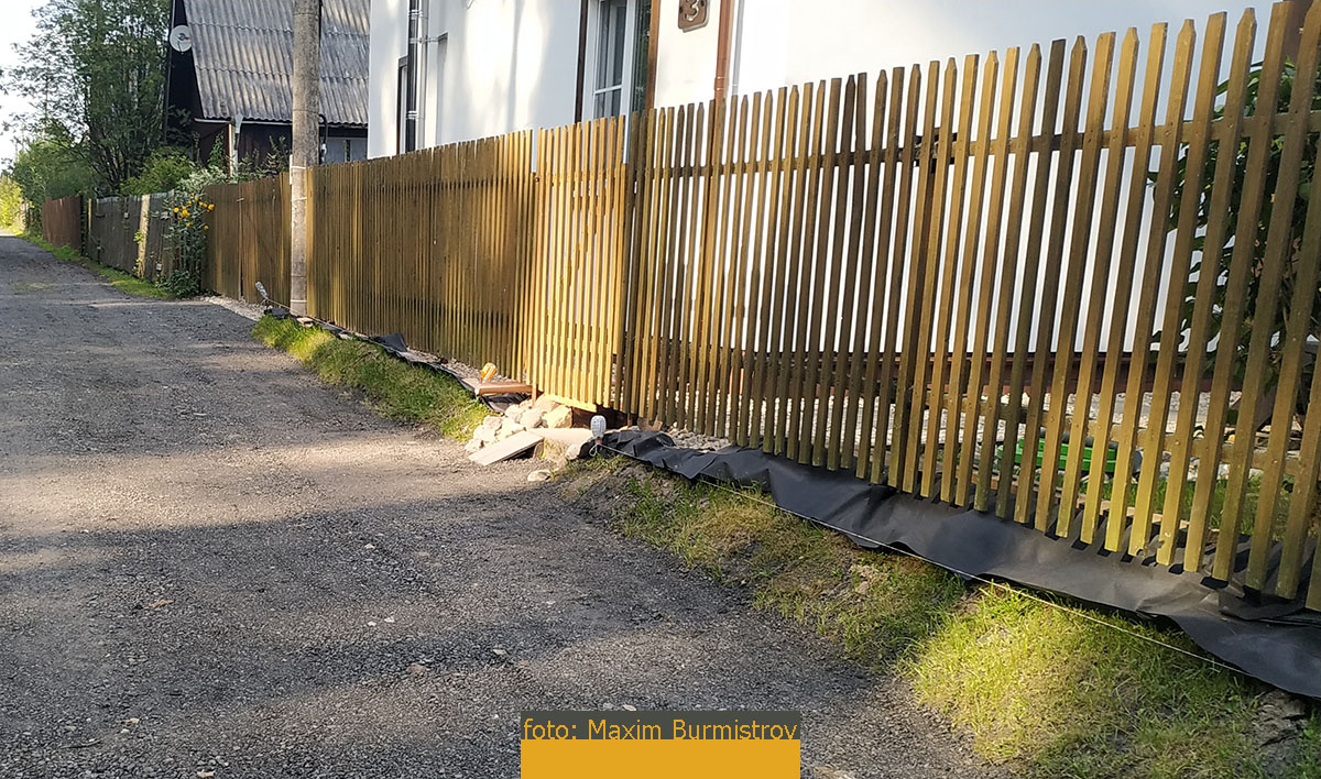 В принципе, штакетник вполне живой, но он просто надоел и не вписывается в общую дизайнерскую концепцию. Старый забор очень хотелось ликвидировать.