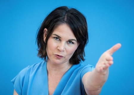    Бербок потребовала вооружить киевский режим дальнобойными ракетами