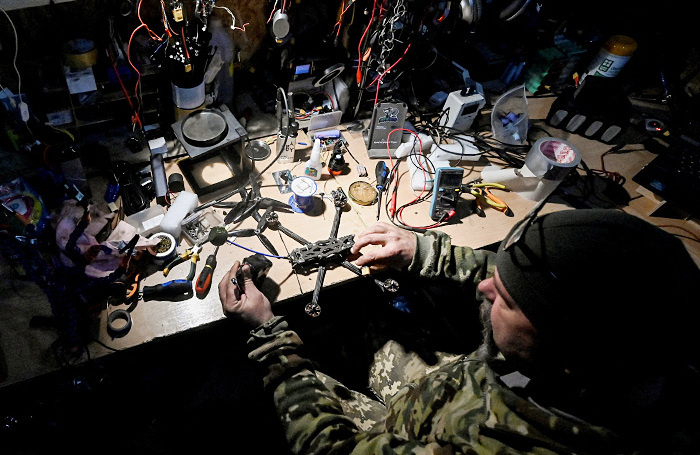    Военнослужащий ВСУ в блиндаже на линии боевого соприкосновения. стрингер/Reuters