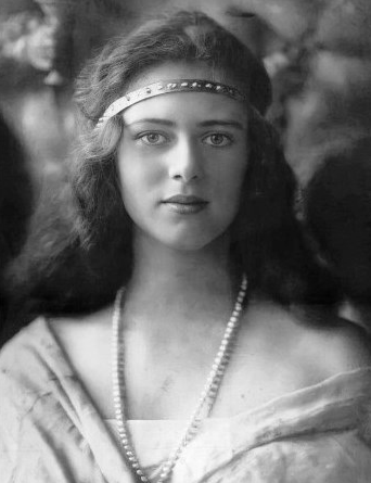 Со временем она превратилась в обаятельную и энергичную девушку. 