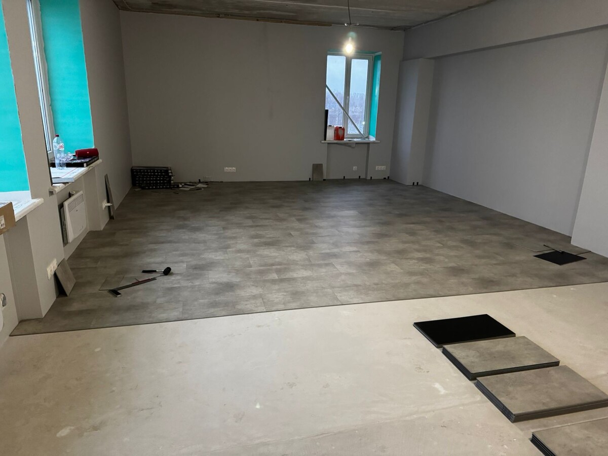 На фото: Виниловая-SPC плитка Bronix, Saffir камень, Edal