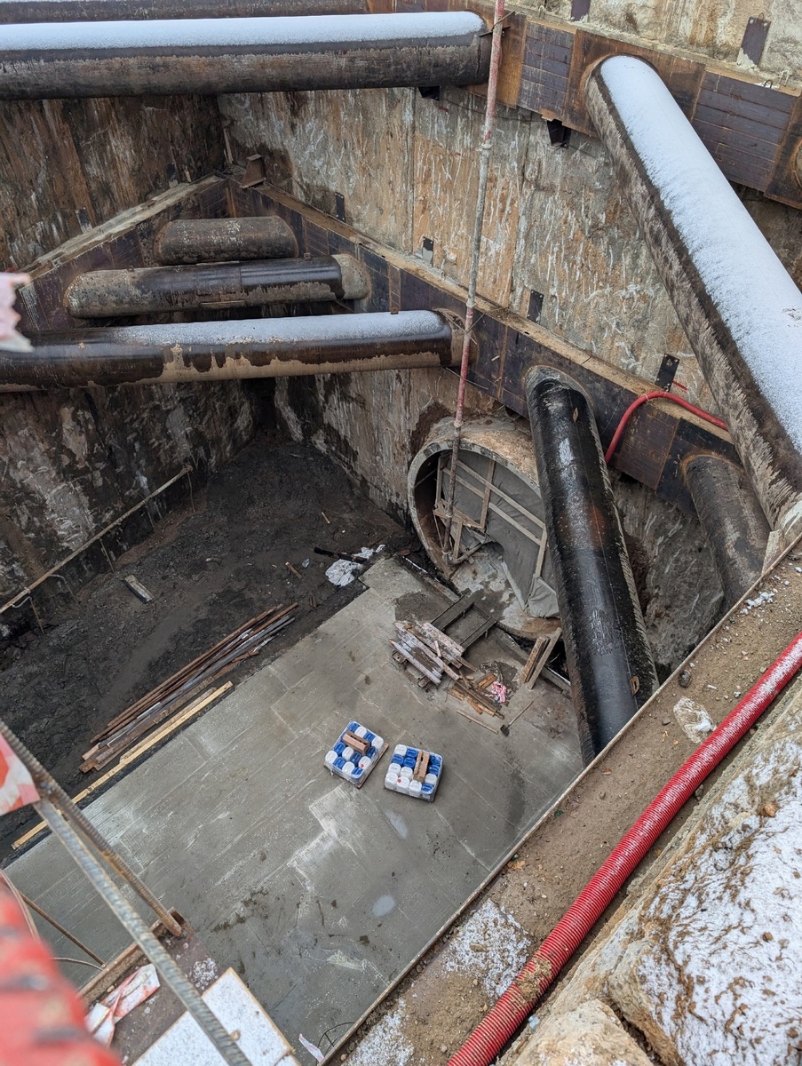 📷 1.1: Завершено раскрытие демонтажной камеры вокруг ТПМК S-798 "Ольга", завершившего проходку служебно-соединительной ветви из 🚉 электродепо «Столбово» на 🏡 Троицкую линию. Сам щит уже полностью демонтирован.