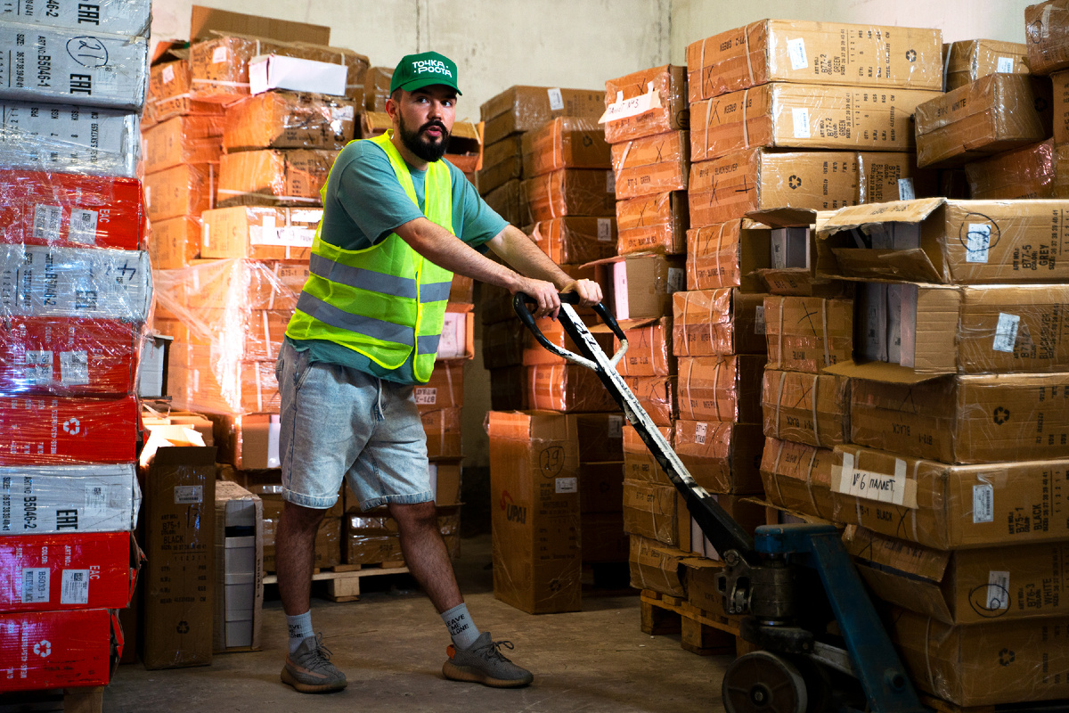 На фото я навожу порядок на Московском филиале Фулфилмента Точка Роста. 