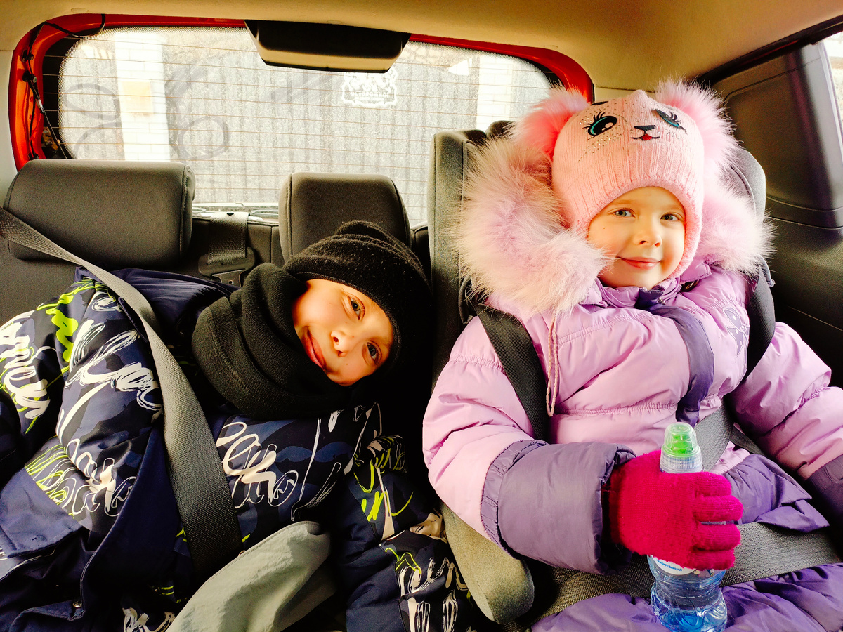 Ребёнок номер 1 и ребёнок номер 2 в машине, а значит, можно смело ехать в зоопарк! 😄