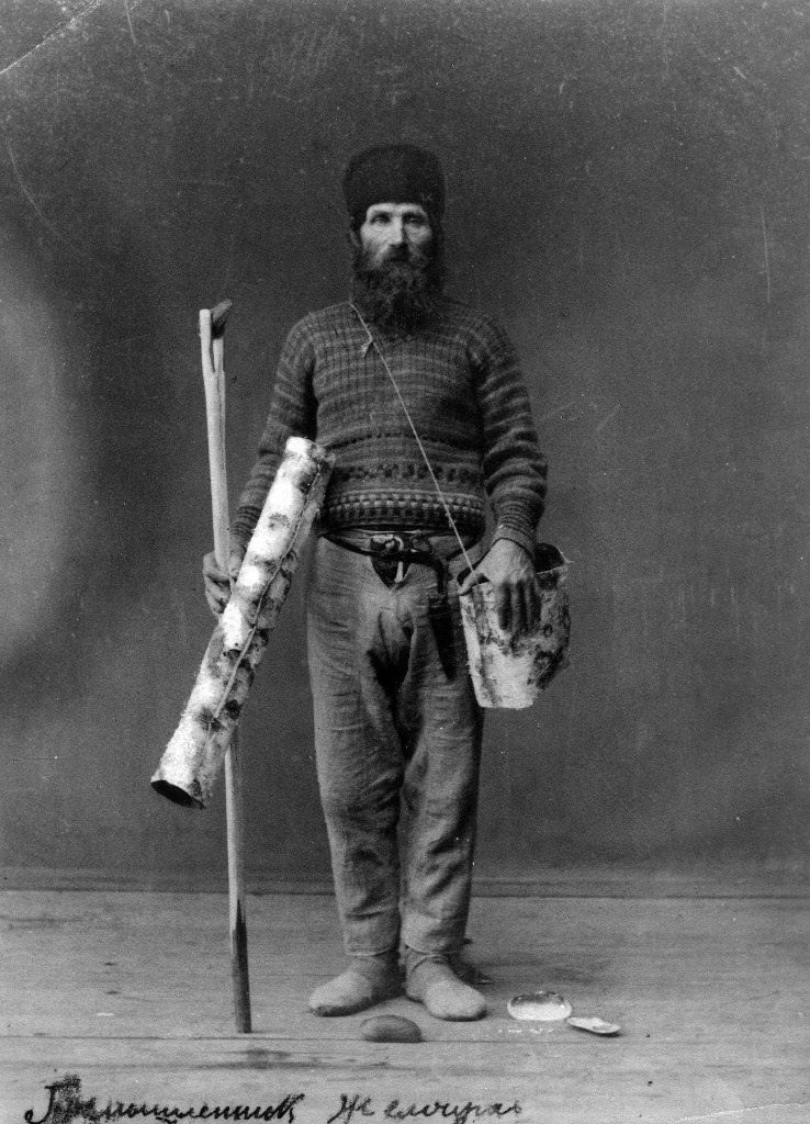 Ловец жемчуга с рабочим инвентарём, 1887 год Фото Яков Иванович Лейцингер, фотограф, городской голова Архангельска с 1903 по 1914 годы. Из открытых источников сети интернет.