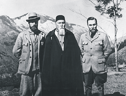 Святослав и Юрий Рерихи сос воим отцом Николаем Рерихом.