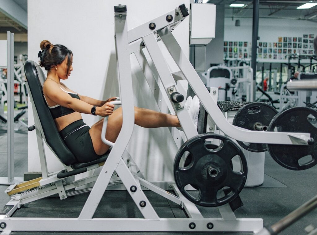 По данным StrengthLog, женщины выполняют жим ногами чаще, чем мужчины