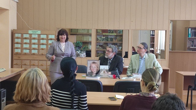 В Академии Матусовского состоялась презентация книги «Я буду жить ностальгией по родине…» // На илл.: 5.11. 2024. На презентации выступает Лидия Сычева. Рядом Виктор Боченков, Андрей Чернов. Фото Академии Матусовсого.