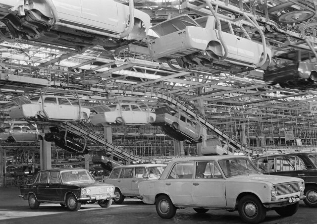 Сборочный цех Волжского автомобильного завода имени 50-летия СССР,  март 1976 г. СССР. Куйбышевская область. Тольятти (Фото: Юрий Белозеров / ТАСС)