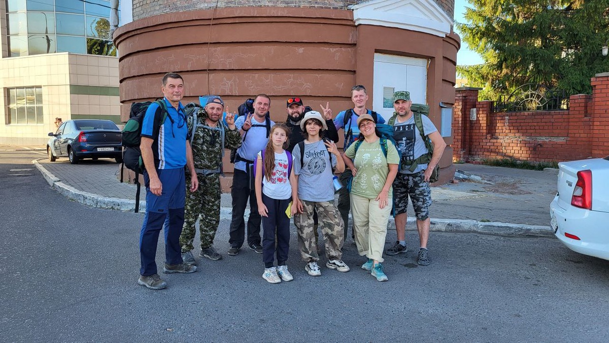 Наша дружная компания всех тех кто ходили в поход. На самом деле компания была в несколько раз больше на это фото было снято уже после похода и половина людей уже разошлись.