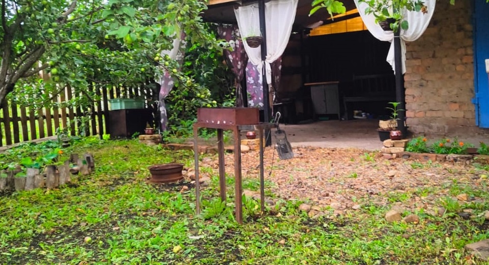 Старый дачный мангал, на котором мы готовили мясо на обычной решетке из КБ