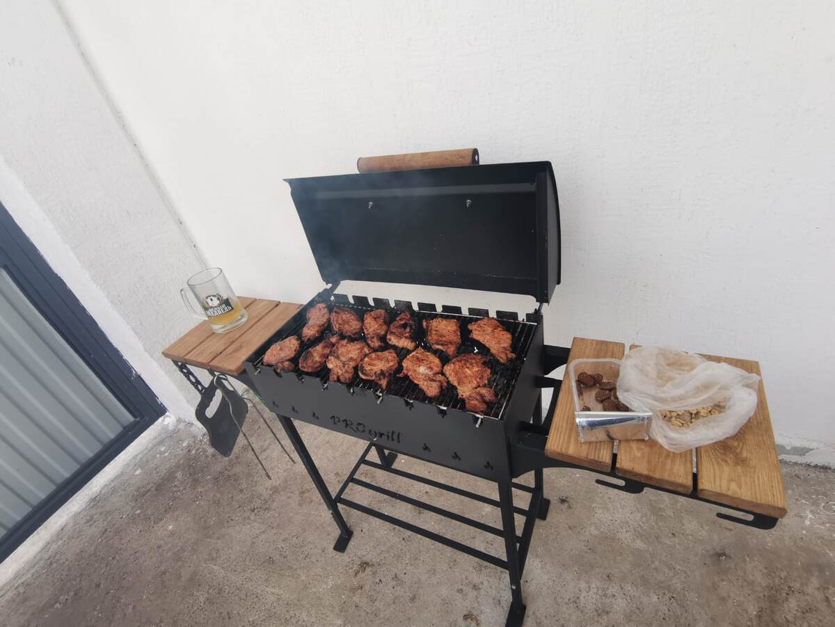 Первое блюдо. Было холодно, мангал затащили под навес.