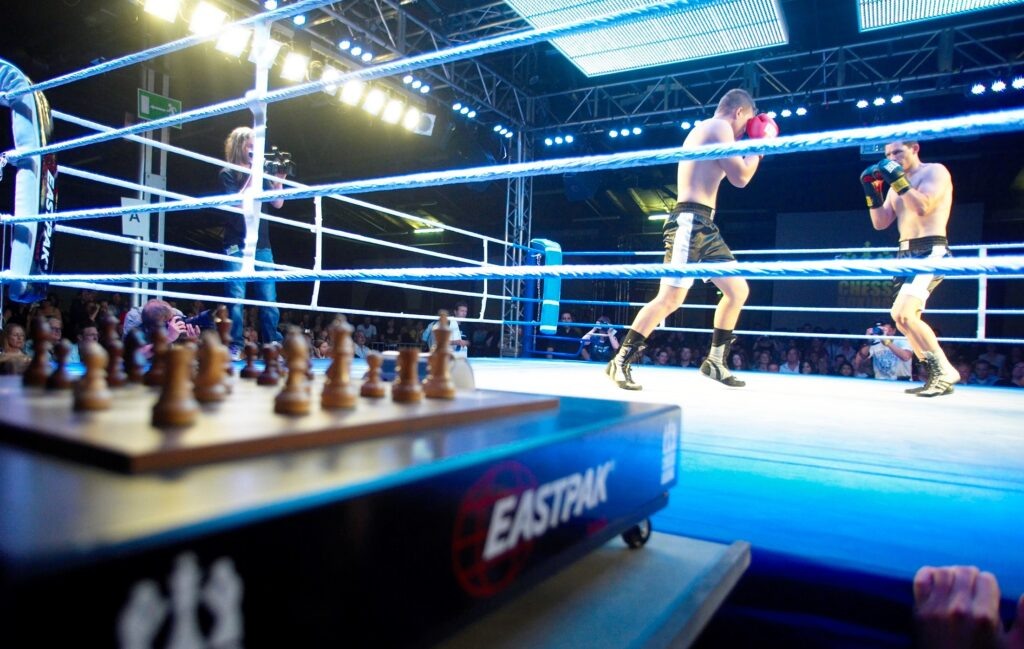 Сочетание мозгов с мускулами: шахматный бокс чередует шесть раундов шахмат с пятью раундами бокса (по три минуты каждый). / Wikimedia Commons