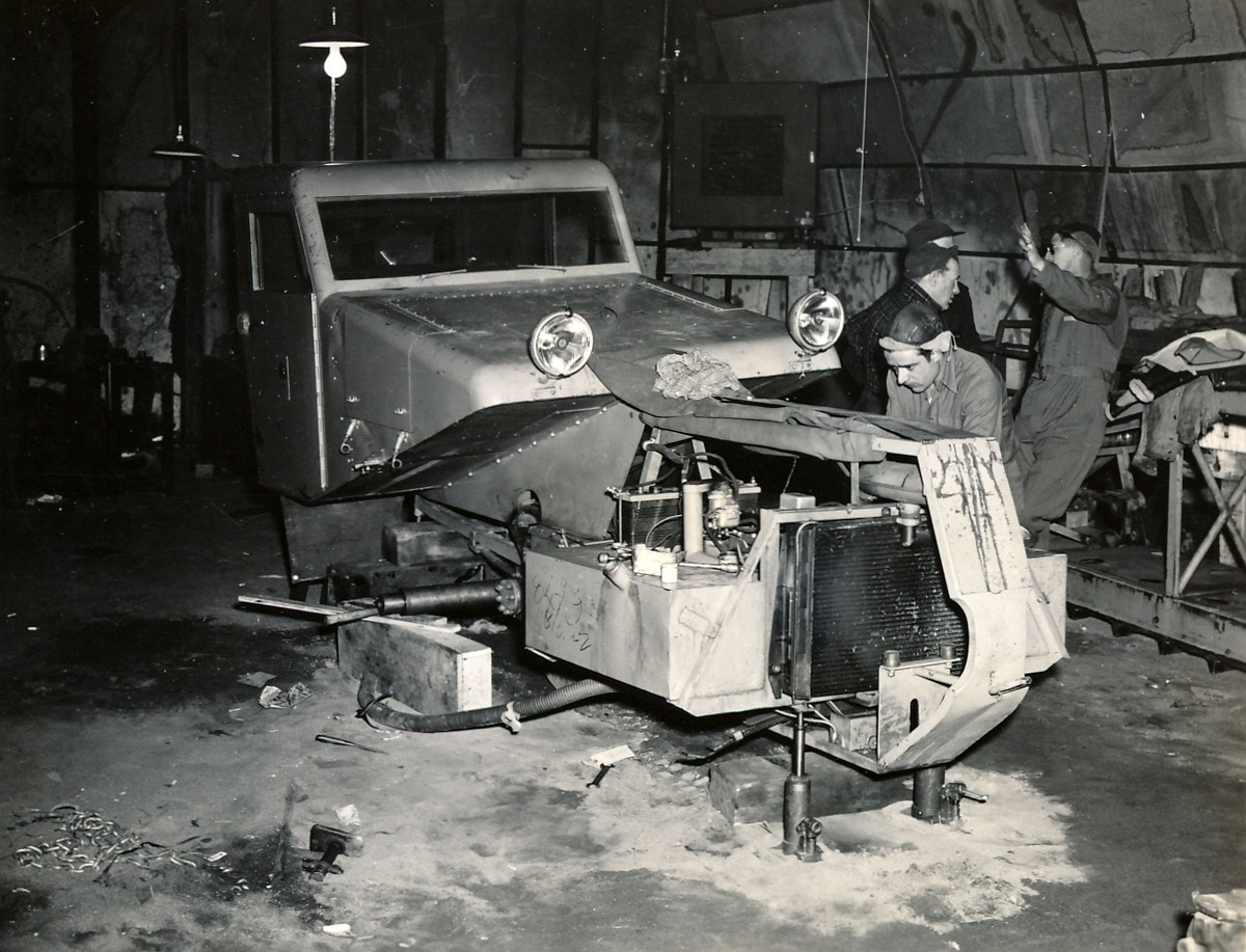 Сборка первого образца Snow Tractor T36, апрель 1944 года.