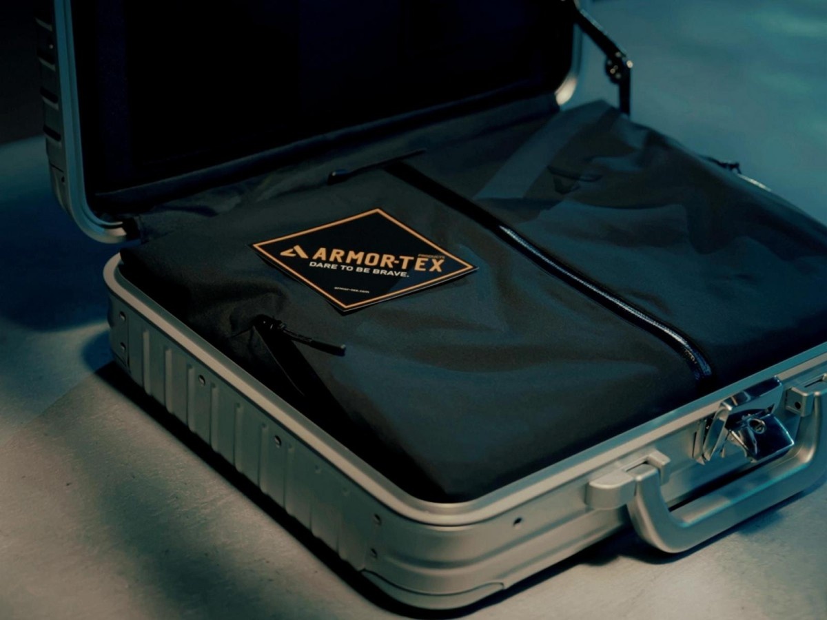    Куртка Armor-Tex защищает от дождя и ударов ножом