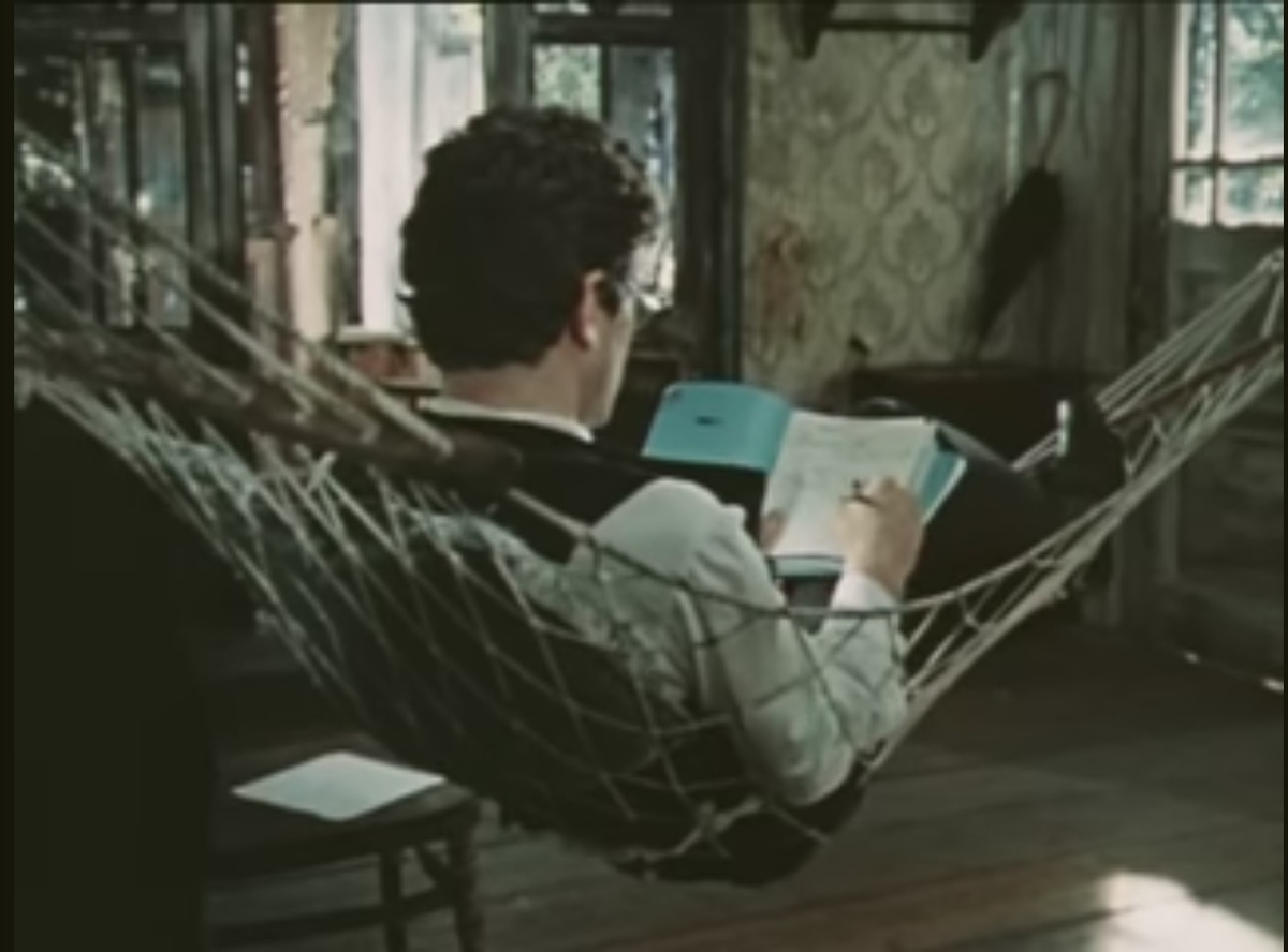 Уж не знаю насколько он беден, но кадр шикарен! 