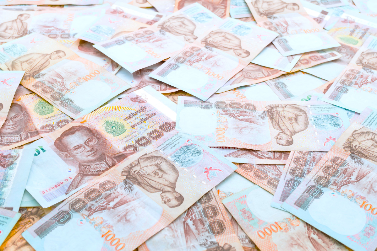 На тайской валюте, как и во многих других странах, изображены выдающиеся деятели Таиланда