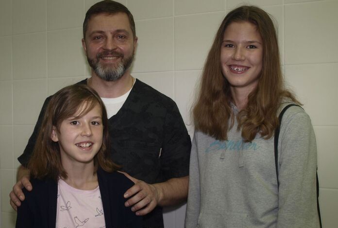 Руководитель проекта холистической стоматологии "Орто-Артель" стоматолог-ортодонт Филатов Р.В. с пациентками.