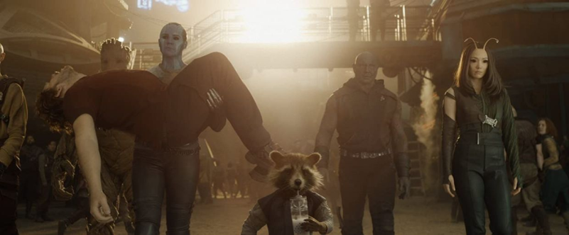 Пьяного Квилла тащат домой, фото: Марвел