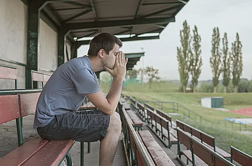 На старенькой скамейке