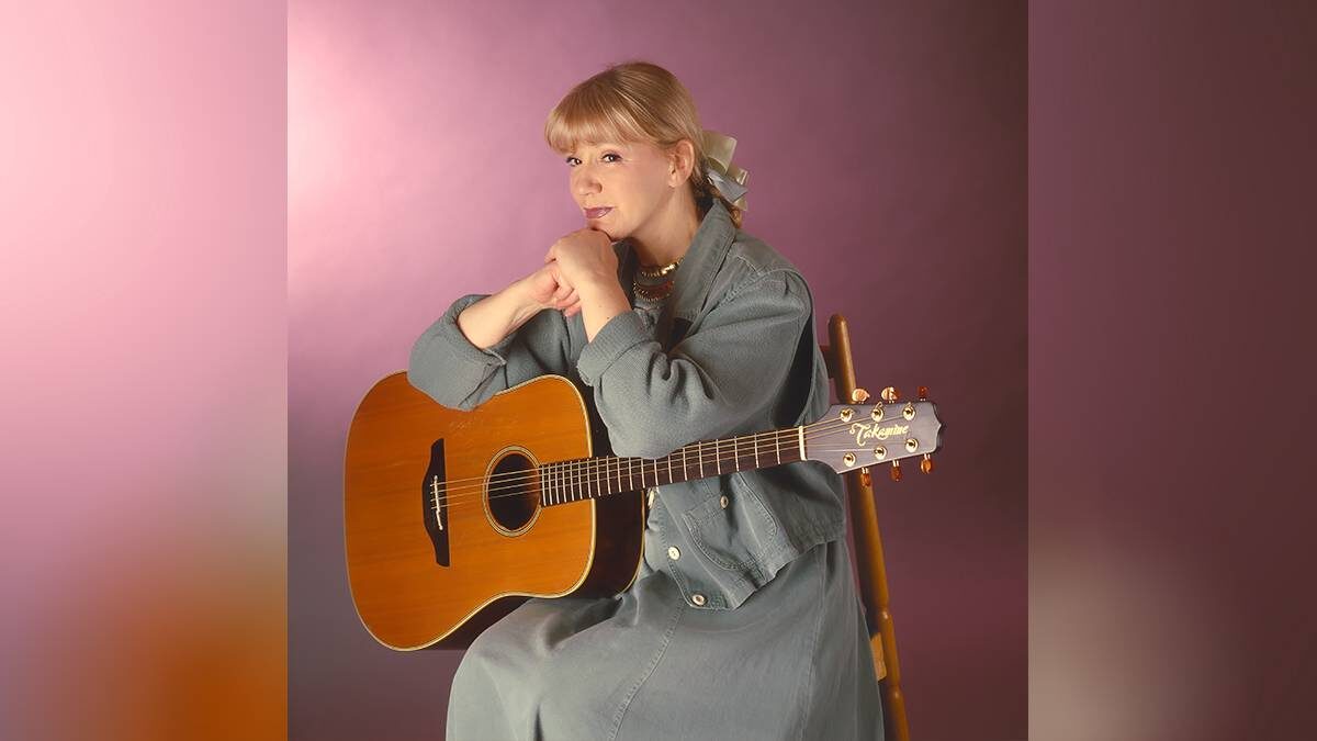    Народная артистка РСФСР Жанна Бичевская с гитарой не расстается. Гитар у нее, заметим, несколько, каждая — со своим характером и даже настроением, и какой инструмент выбрать — нужно почувствовать / Фото: Максим Полубояринов