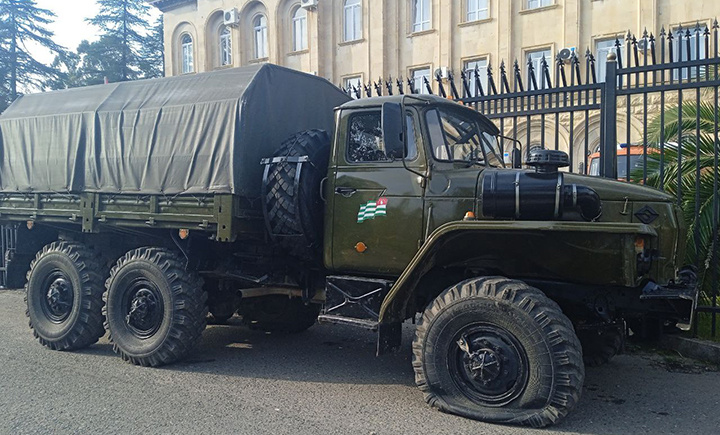    Протестующие разошлись, оставив после себя поваленную решётку и немного повреждённую технику. Скриншот: ТГ-канал "Нужная газета"