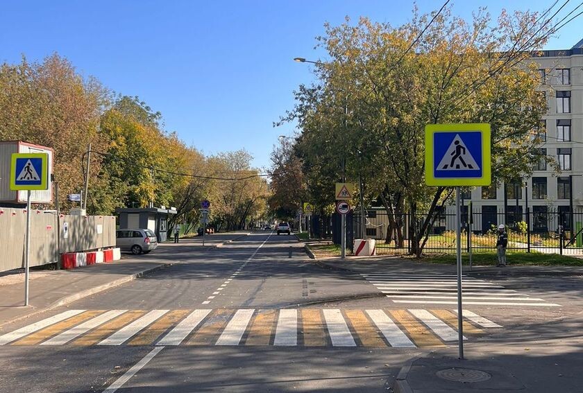 Место "нарушения". Машина стояла на правой стороне в нише, "нарушенный" знак — слева.