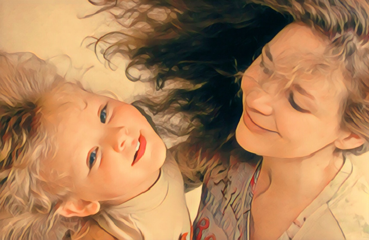 Юлечка с мамой много лет назад