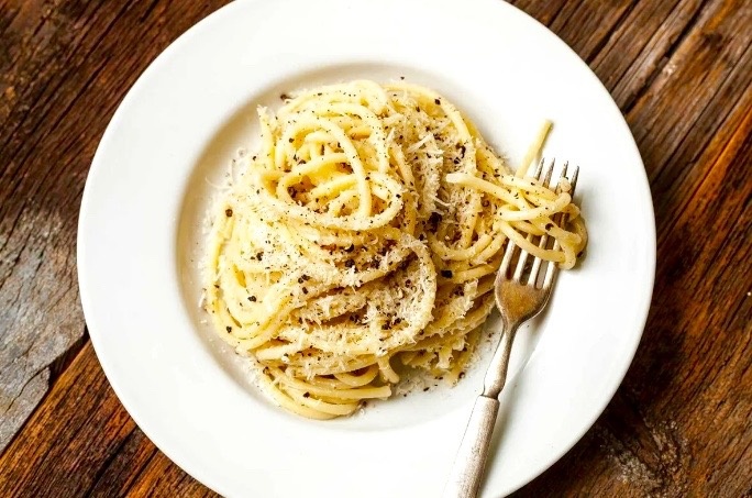 Паста «Качо и пепе» / Pasta «Cacio e pepe».