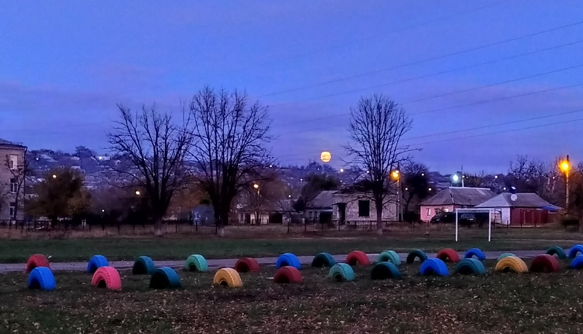 Бобровая Луна над Луганском. 