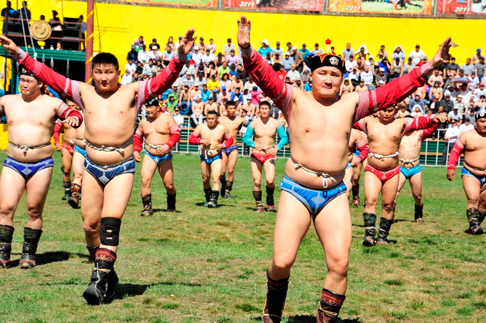 Исполнение борцами танца орла перед боем