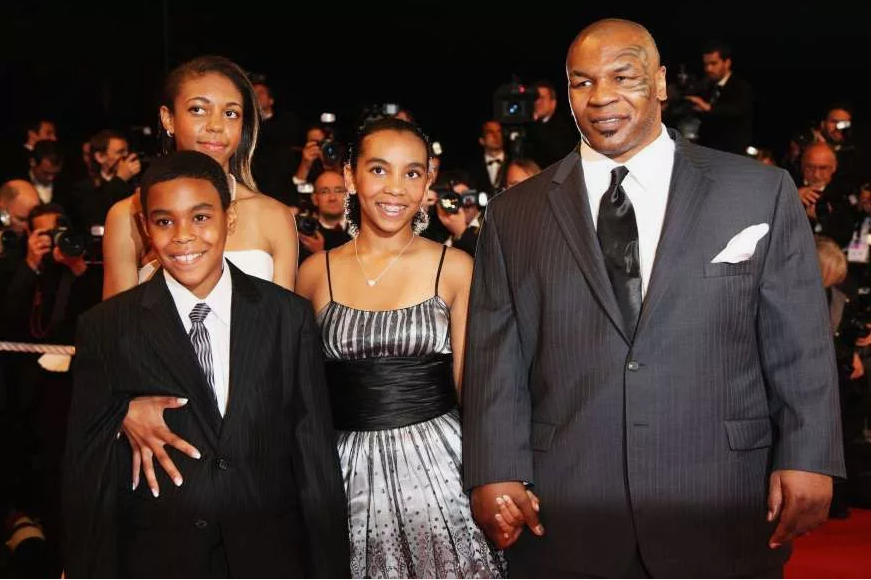 Майк Тайсон и его семья в 2019 году.