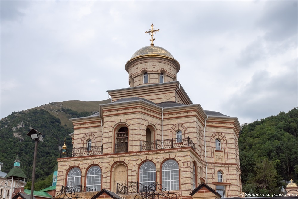 Вид на храм перед входом на монастырскую территорию