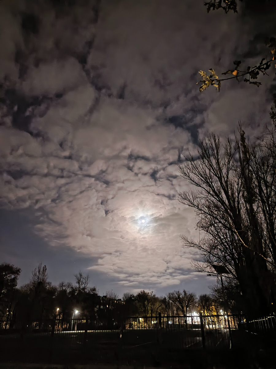 "Багровая" Луна над стадионом