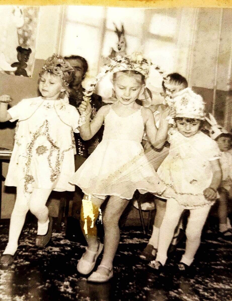 Сначала лошадки, потом сразу снежинки